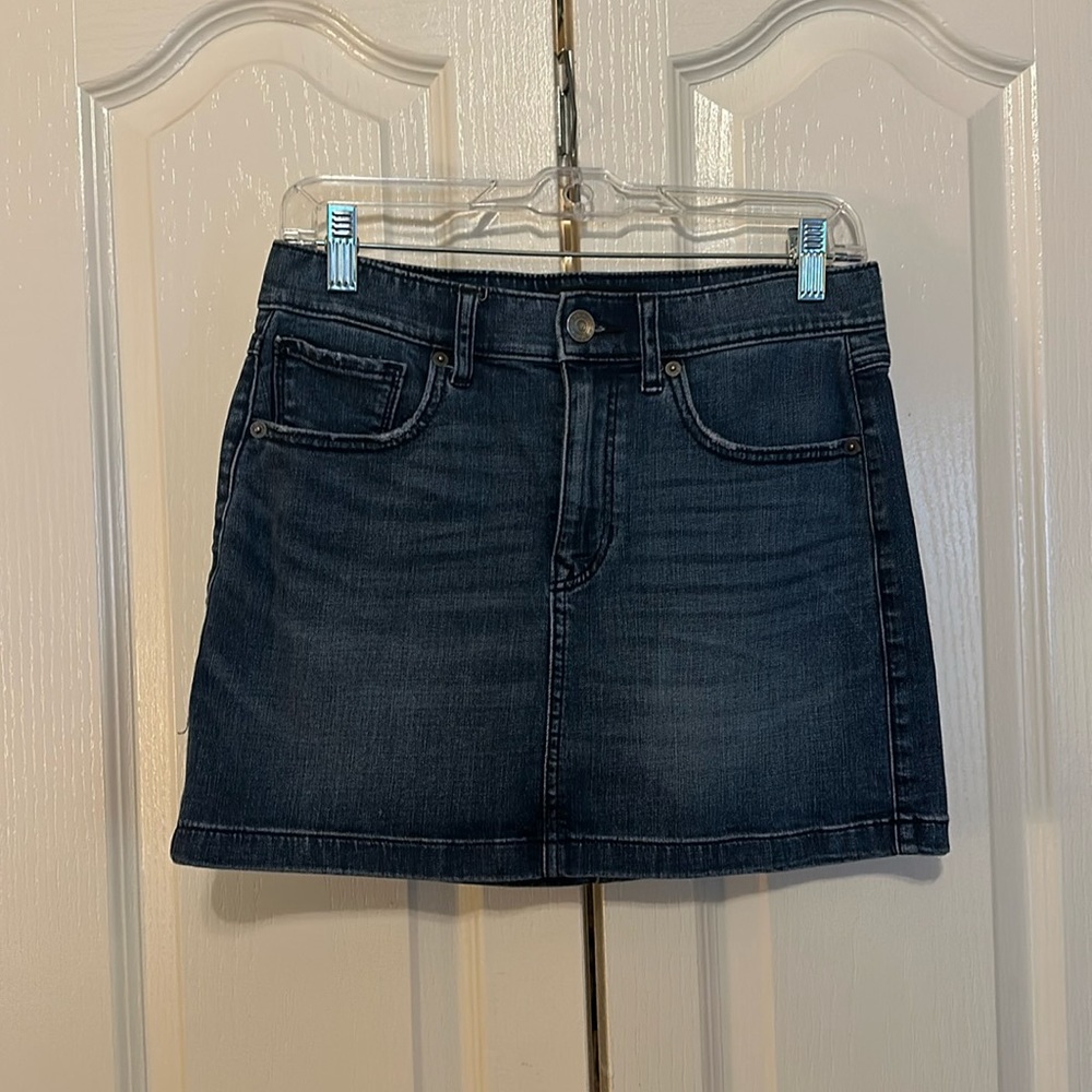 Express mini skirt. Straight mini mid rise size 4.